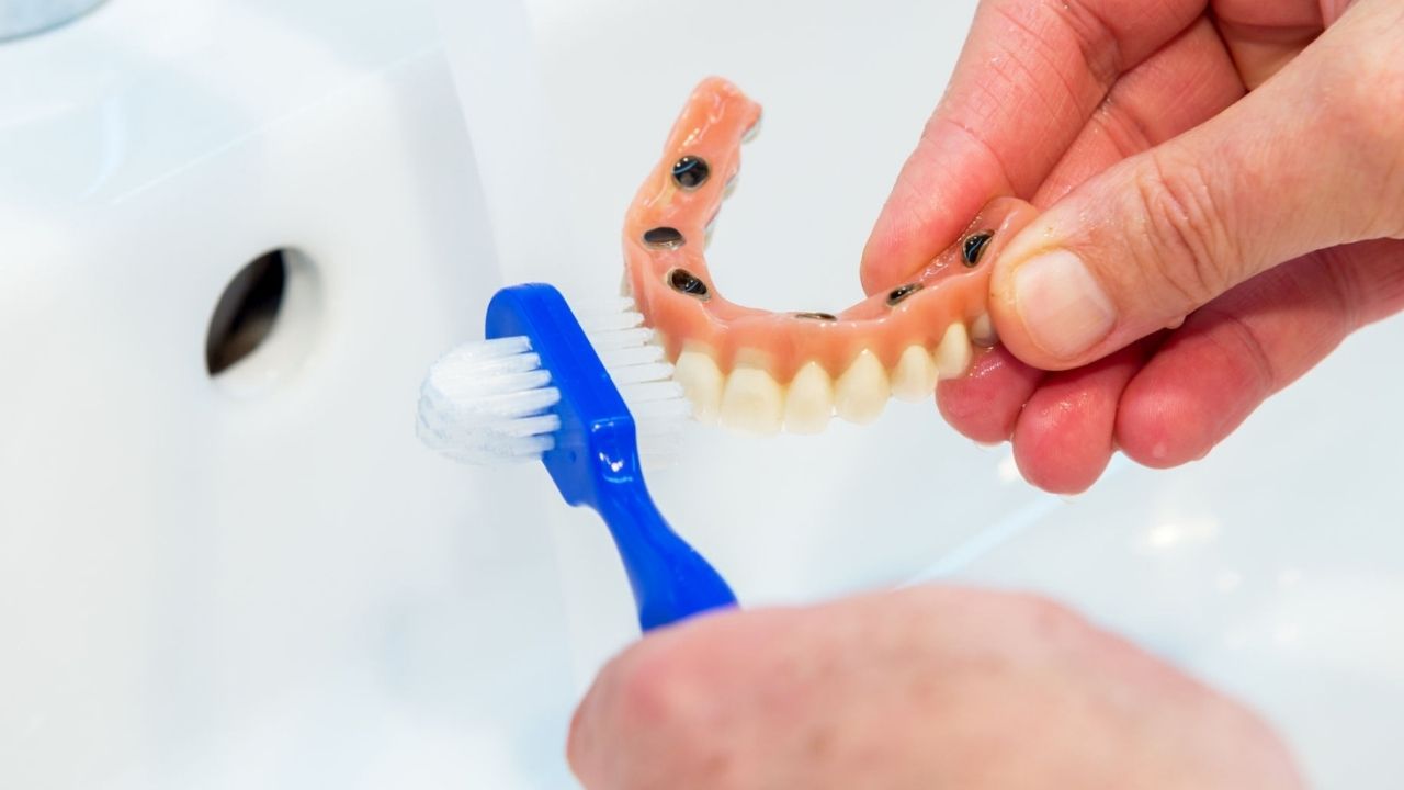 como limpar protese dentaria