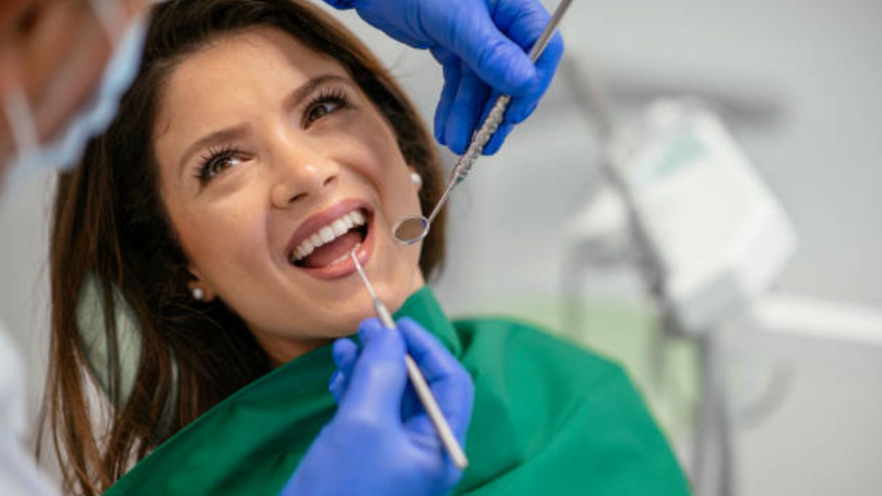 Paciente mulher em consulta com  o dentista