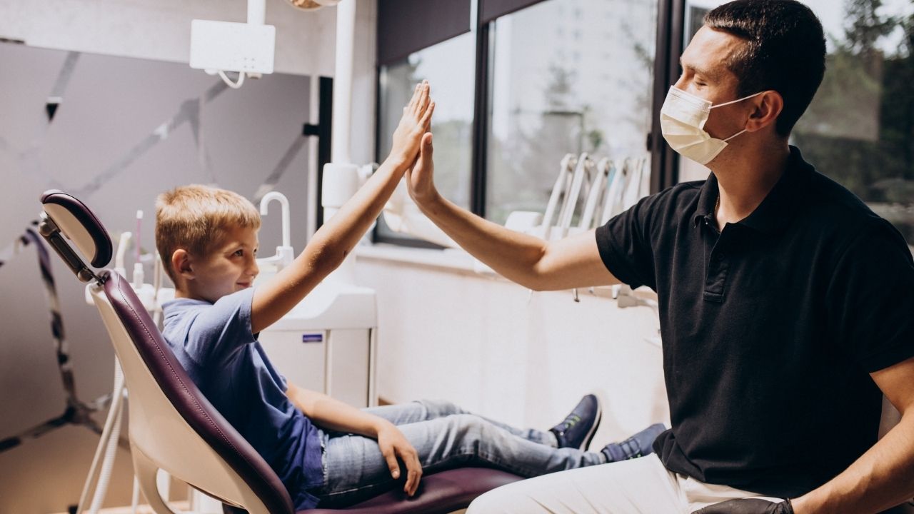 Com que idade a criança deve começar a frequentar um odontopediatra