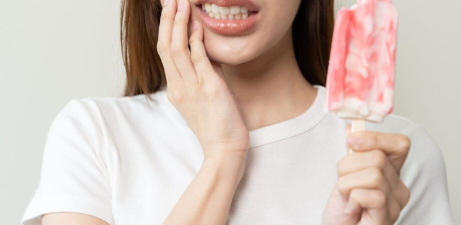 mulher com dentes sensíveis