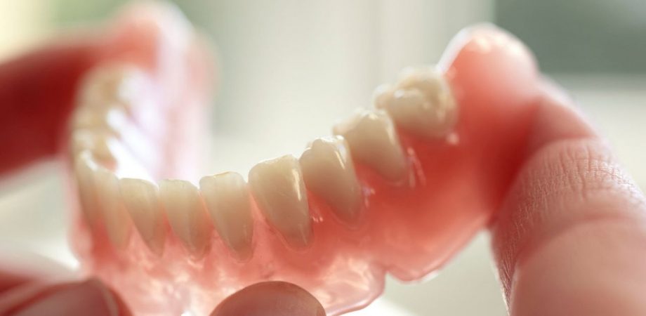 prótese dentária flexível