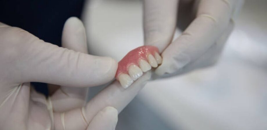 Zoom em dentista segurando uma PPR flex