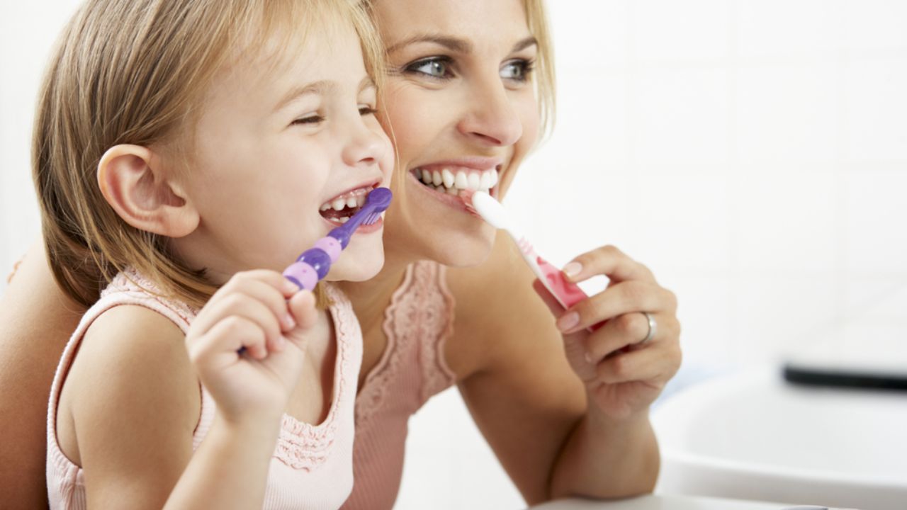 realizar a higienização dos dentes decíduos