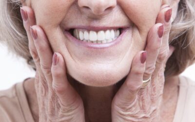Zoom em sorriso de mulher idosa mostrando resultado com prótese dentária