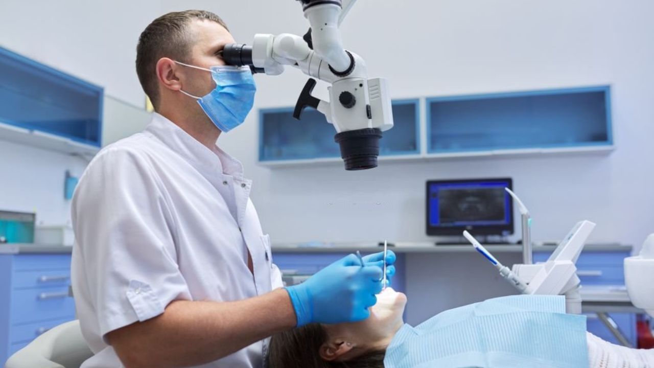 endodontista realizando um procedimento endodôntico