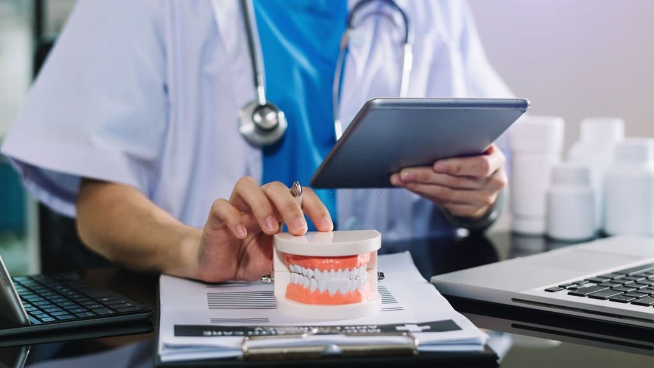 dentista avaliando a importância do exame ortodôntico
