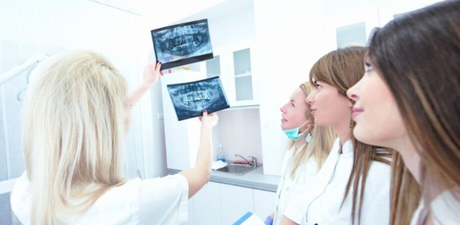 dentistas avaliando um exame ortodôntico