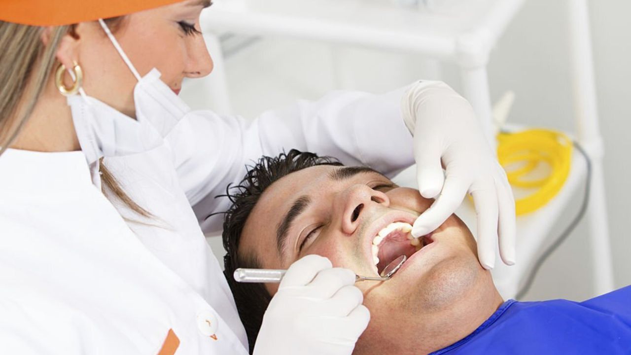 dentista tratando abscesso do paciente