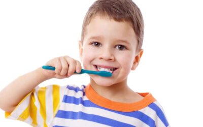 paciente utilizando uma escova de dente infantil