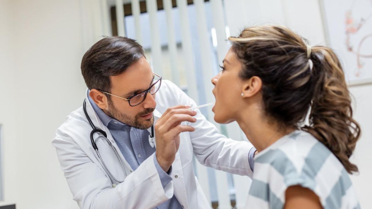 médico iniciando o tratamento do câncer de boca