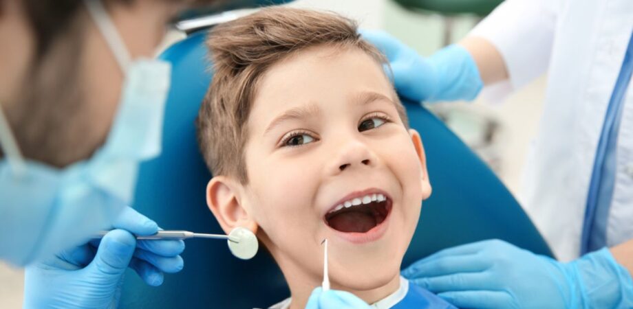 dentista realizando a aplicação de flúor em paciente criança