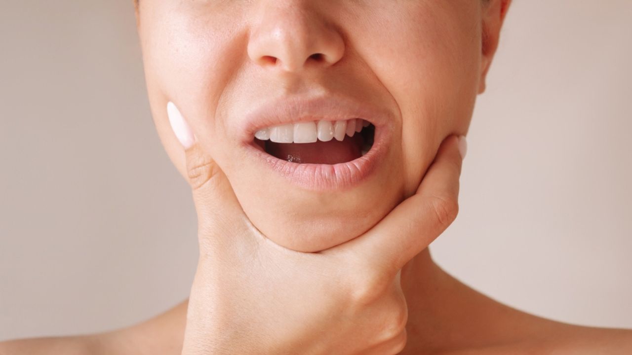 CB Odonto - Sentir o maxilar estalando ou a mandíbula travando não