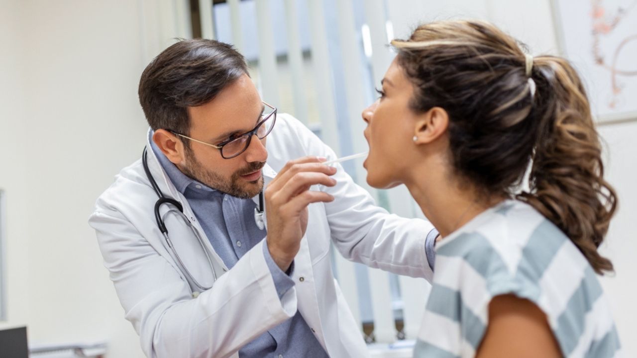 paciente consultando-se com um profissional para prevenir o surgimento de doenças de boca