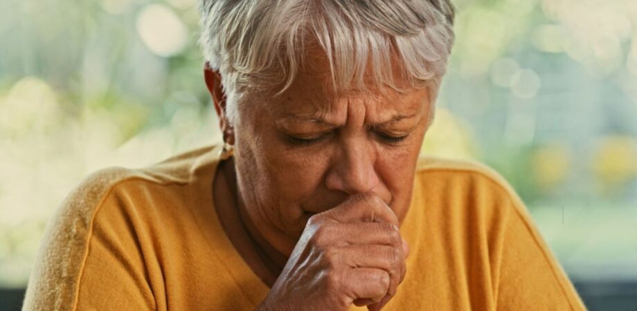 Mulher idosa com tosse seca