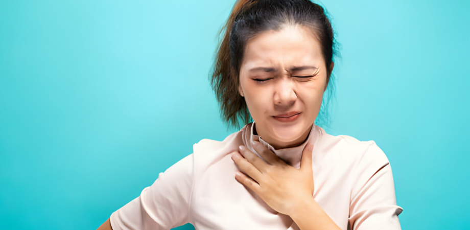 Uma jovem mulher com sintomas de coceira na garganta e tosse seca.