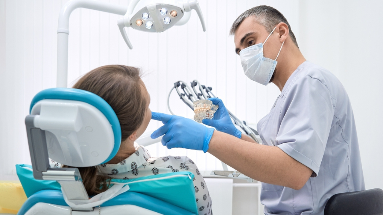 Um dentista realizando tratamentos em paciente com HPV na boca.