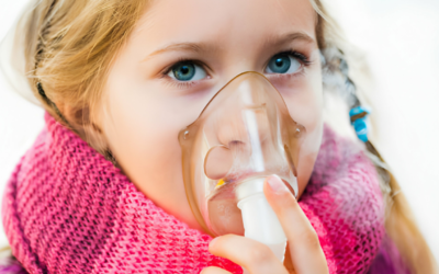 Uma criança realizando nebulização, como forma de tratar e aliviar os sintomas da faringite estreptocócica.