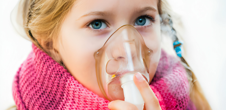 Uma criança realizando nebulização, como forma de tratar e aliviar os sintomas da faringite estreptocócica.