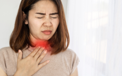 Uma mulher sentindo incômodos na garganta, situação que pode ser sinal de faringite /o que é faringite