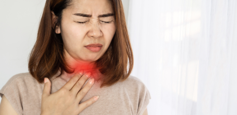 Uma mulher sentindo incômodos na garganta, situação que pode ser sinal de faringite /o que é faringite